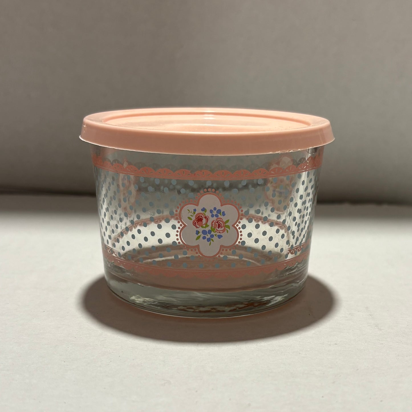 Glass bowl with lid (pink)