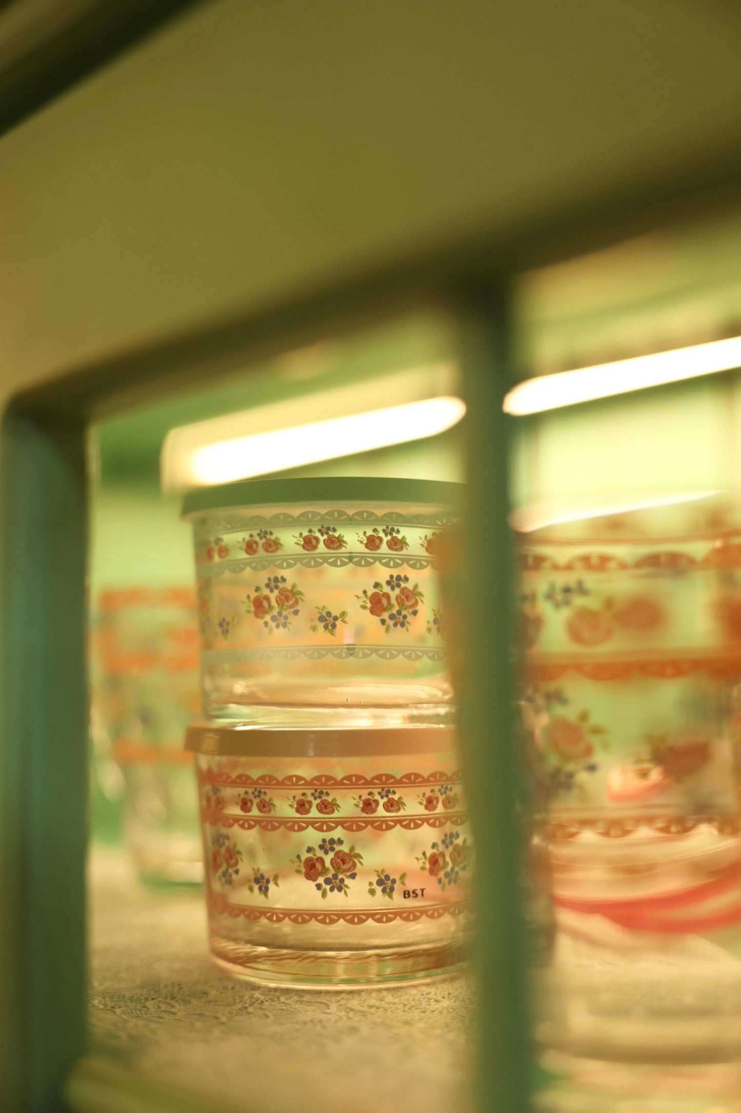 Glass bowl with lid (pink)