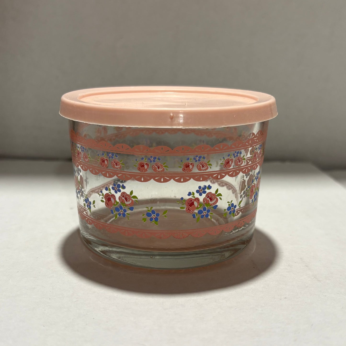 Glass bowl with lid (pink)